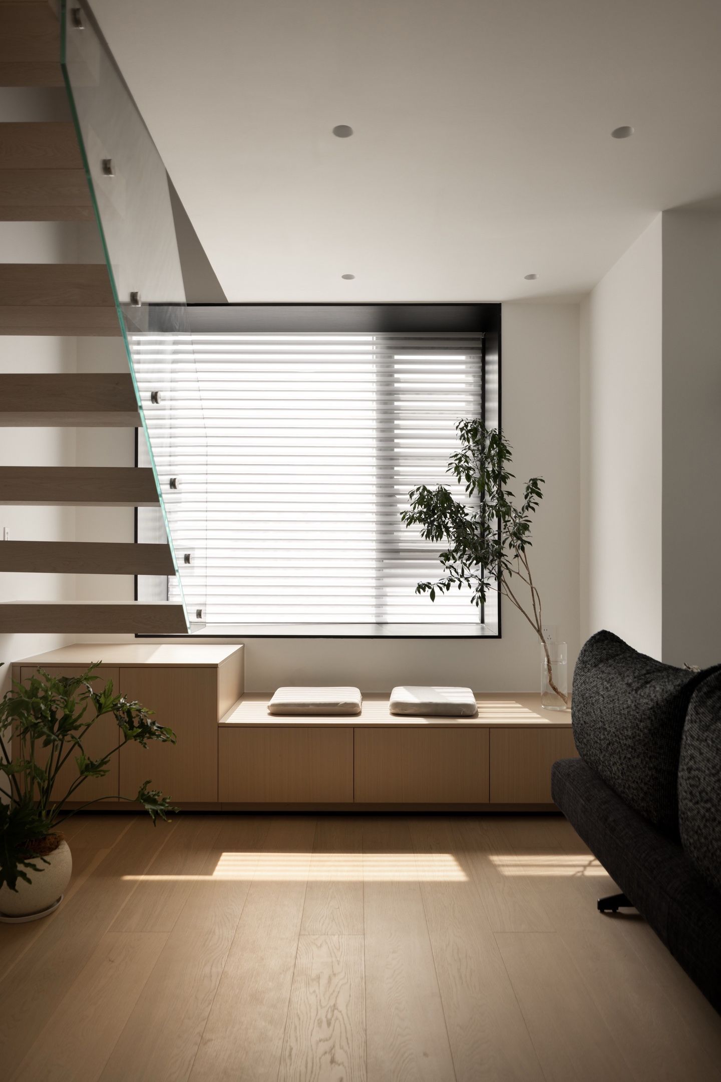 Ethereal Heights: Light-Filled Sophisticated Duplex Apartment - 10