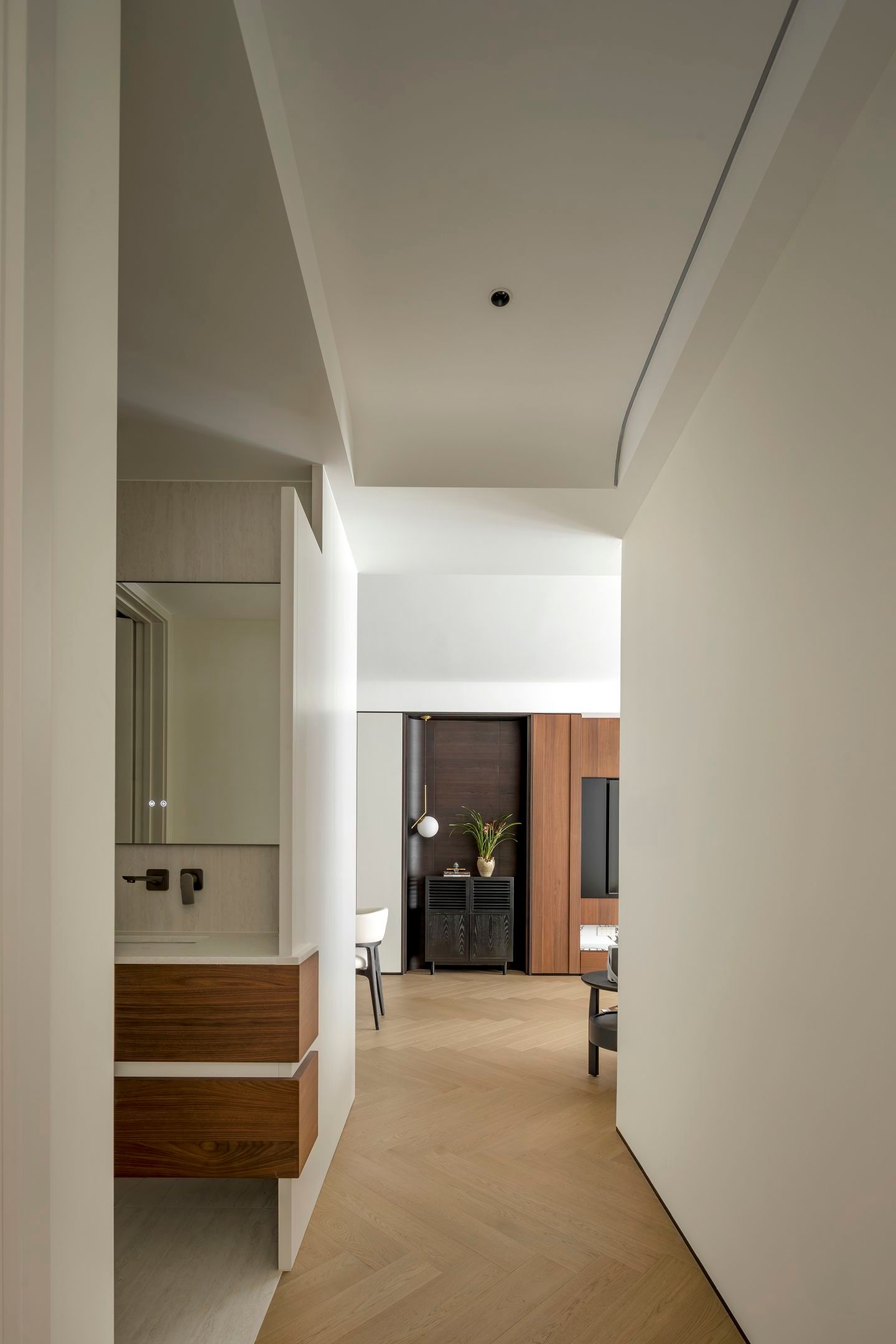 Organic Zen: 300㎡ Warm Minimalist Timber Residence - 36