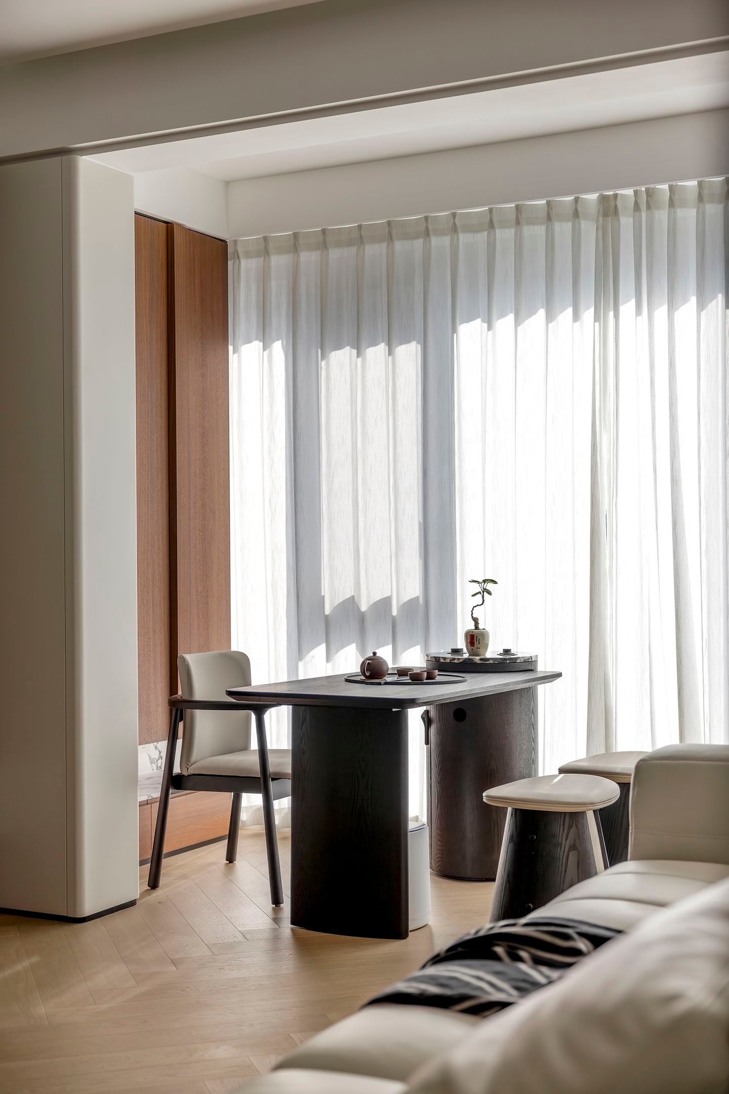 Organic Zen: 300㎡ Warm Minimalist Timber Residence - 4