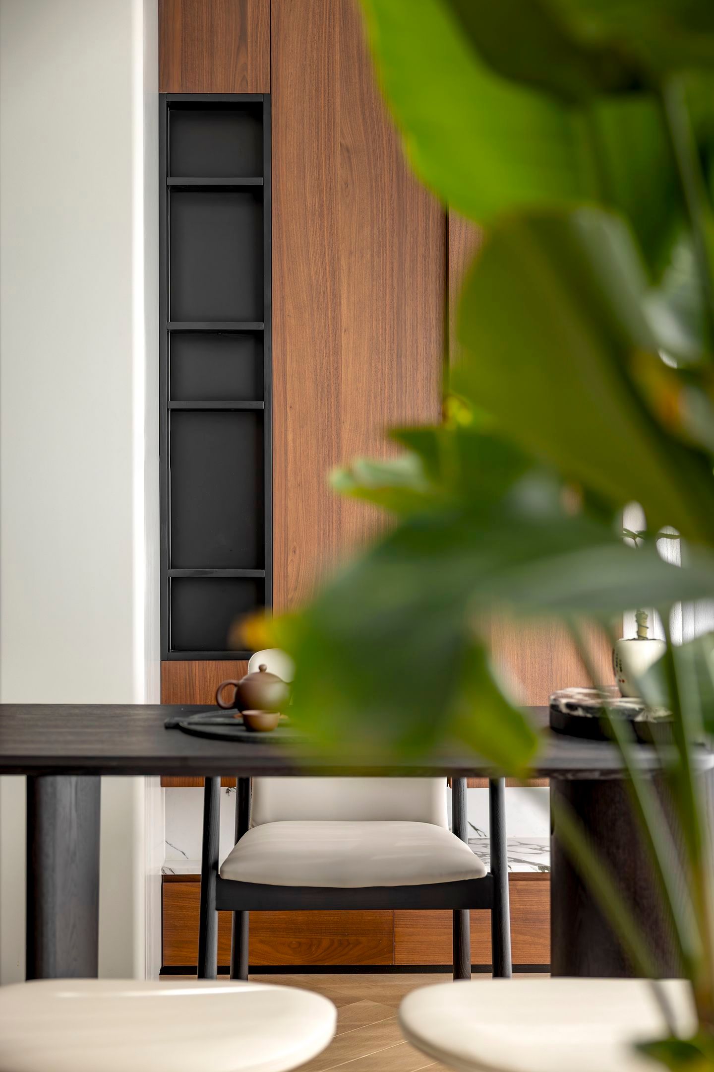 Organic Zen: 300㎡ Warm Minimalist Timber Residence - 20