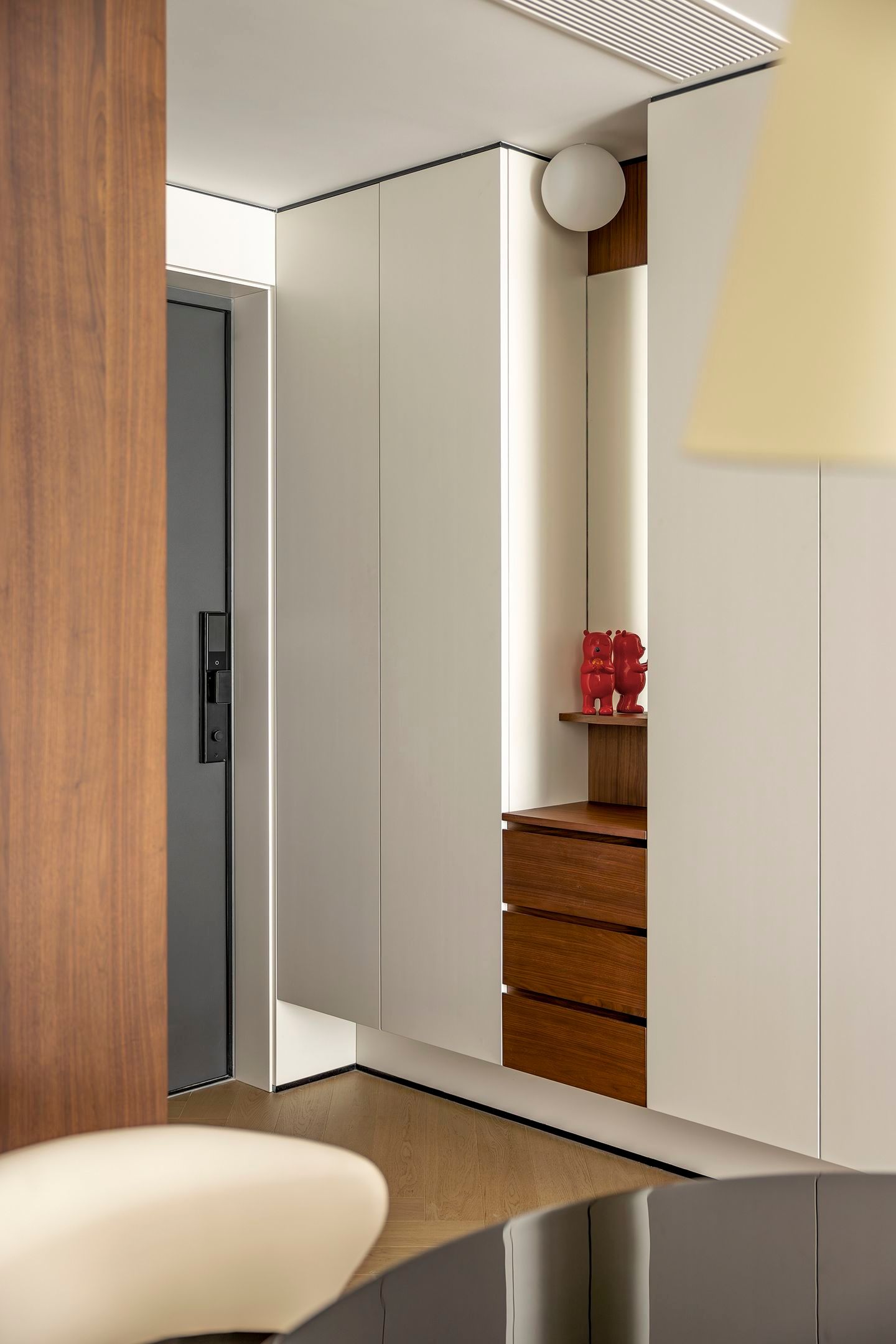 Organic Zen: 300㎡ Warm Minimalist Timber Residence - 29
