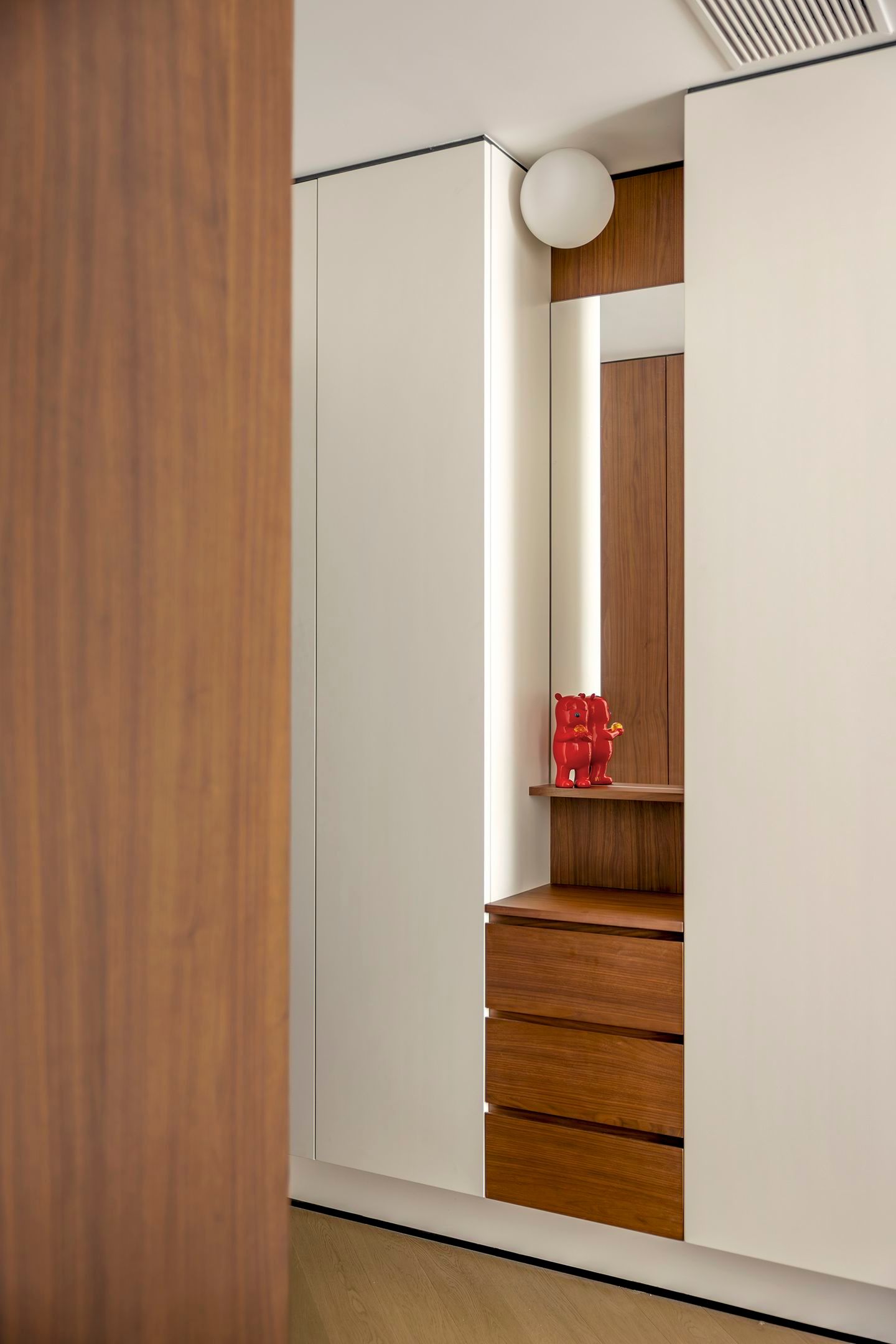Organic Zen: 300㎡ Warm Minimalist Timber Residence - 34