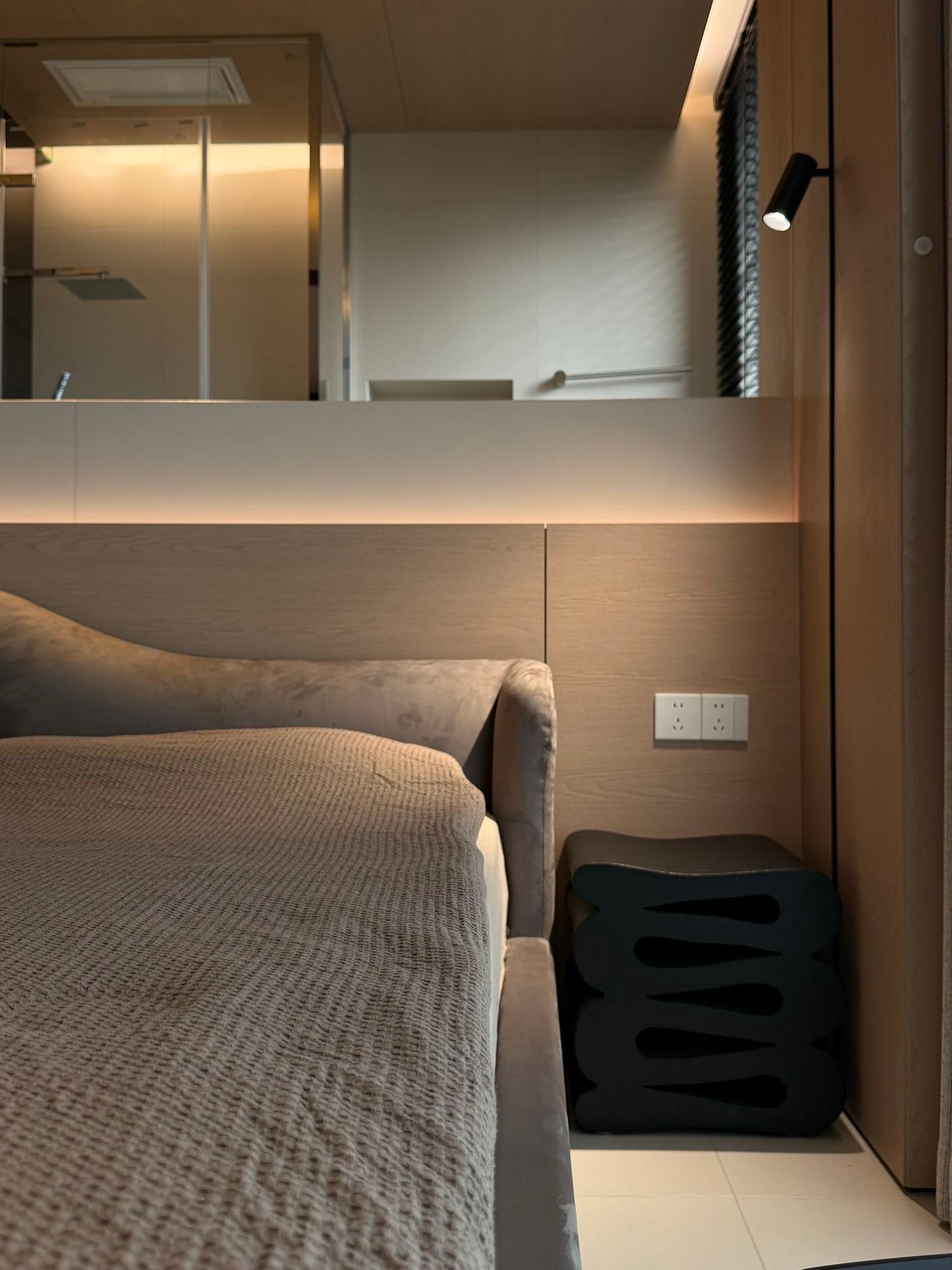 The Art of Less: Minimalist Private Residence - 25