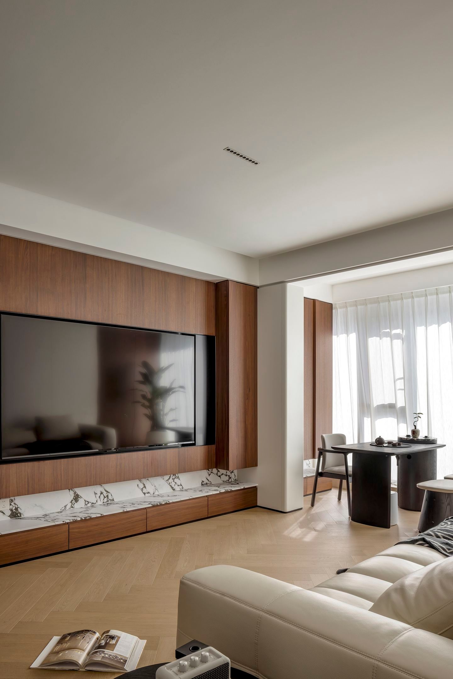 Organic Zen: 300㎡ Warm Minimalist Timber Residence - 22
