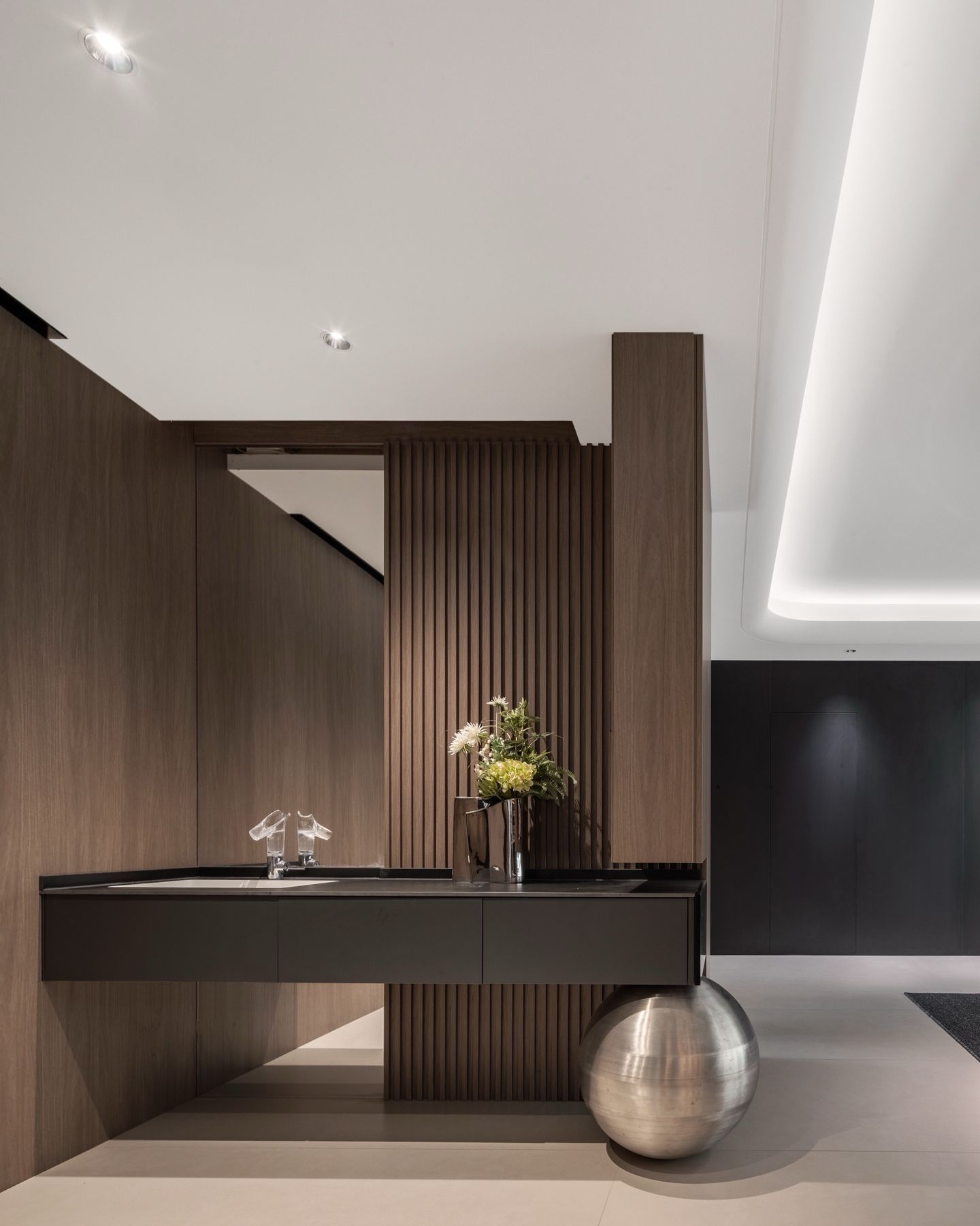 The Italian Essence: Timeless Minimalist Luxury Residence - 19