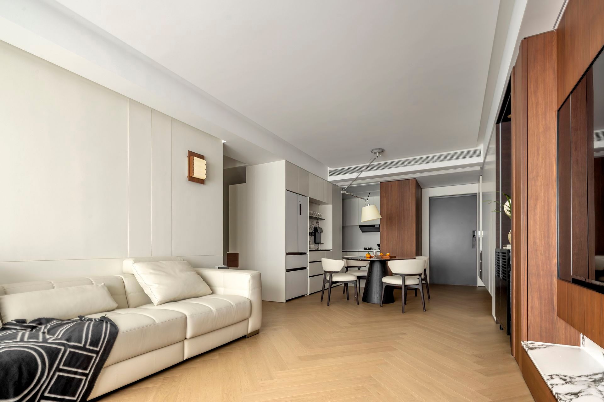 Organic Zen: 300㎡ Warm Minimalist Timber Residence - 23