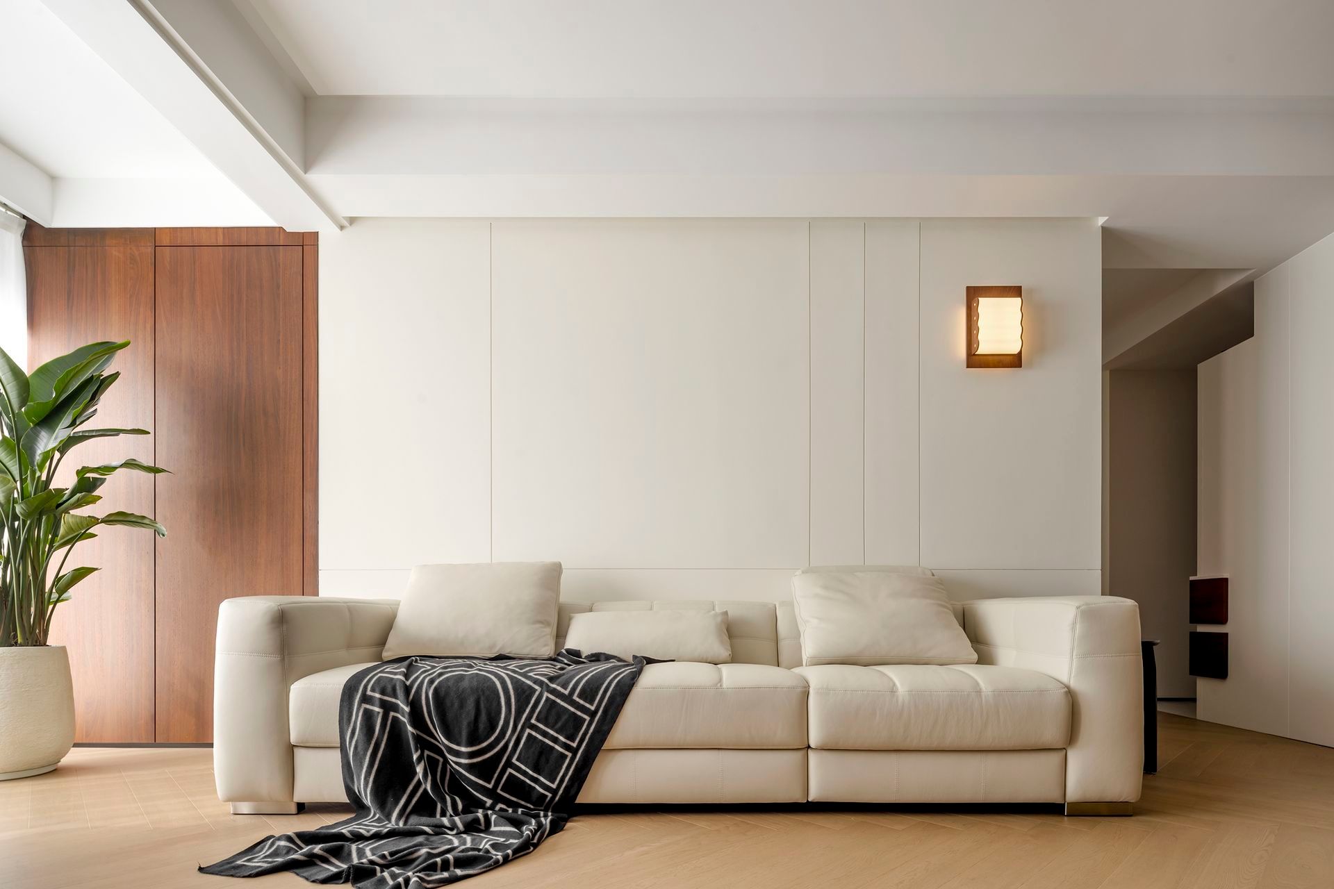 Organic Zen: 300㎡ Warm Minimalist Timber Residence - 30