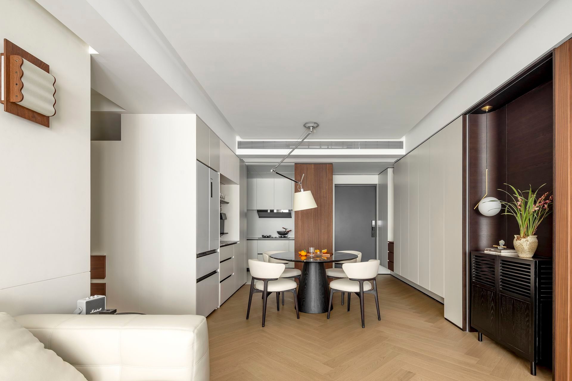 Organic Zen: 300㎡ Warm Minimalist Timber Residence - 17