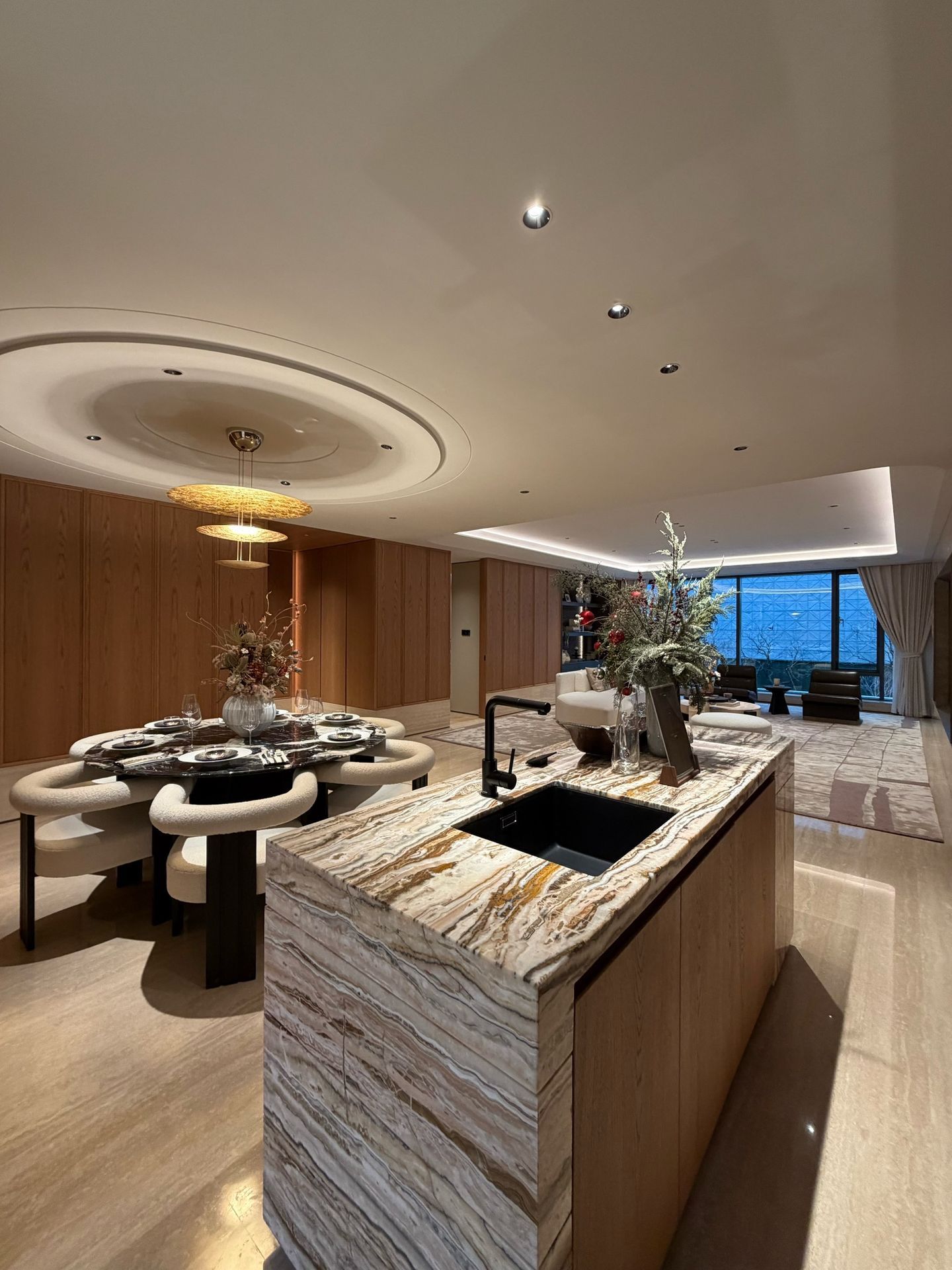 Timber Grandeur: 240㎡ Organic Modernist Residence