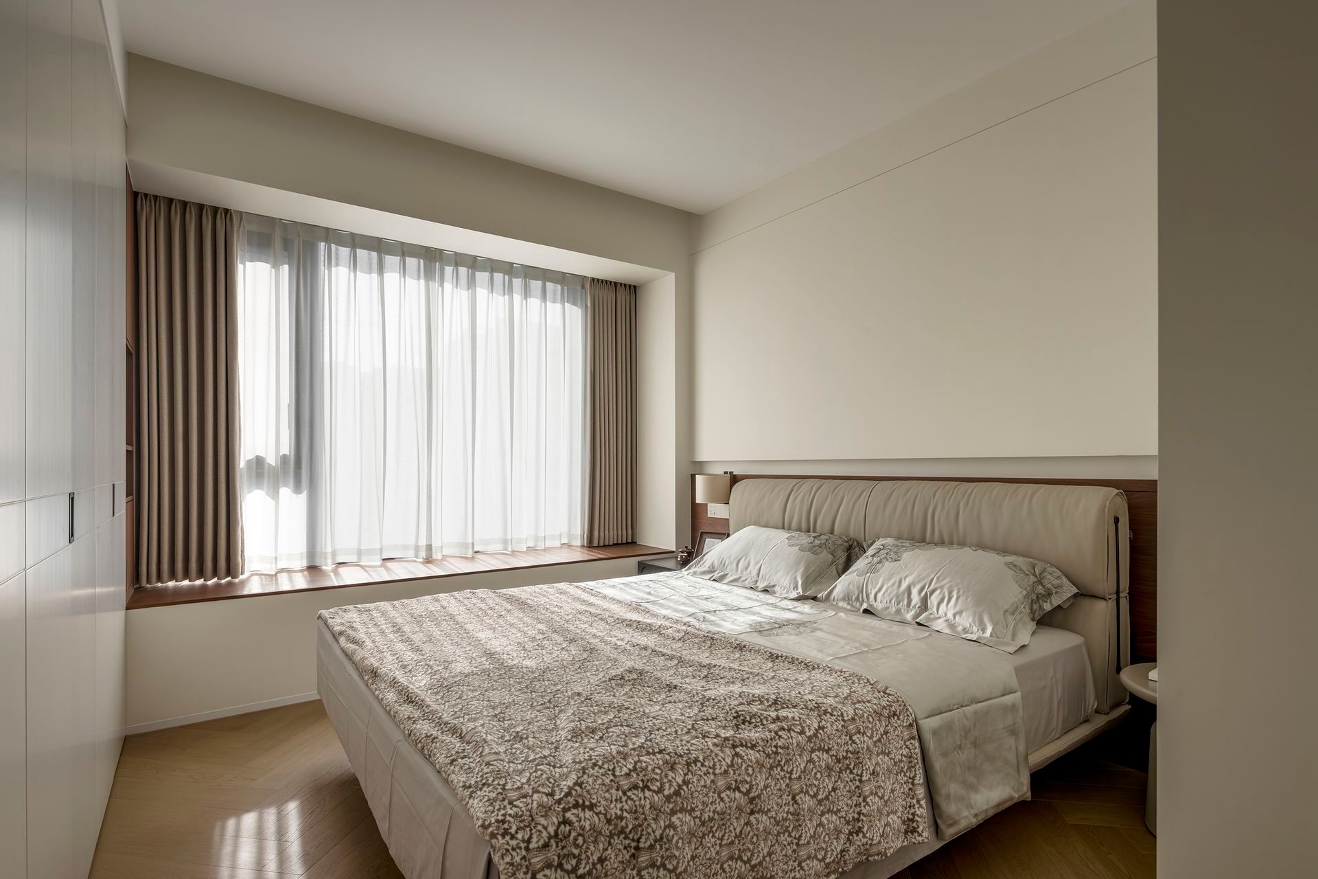 Organic Zen: 300㎡ Warm Minimalist Timber Residence - 8