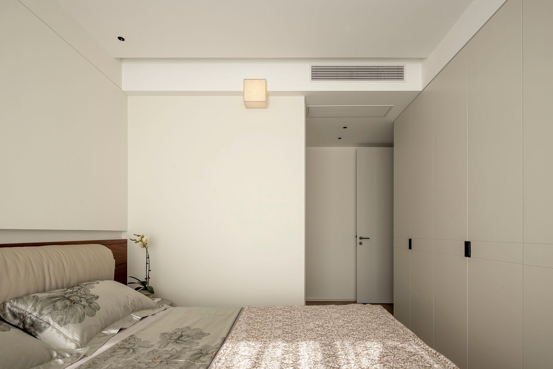 Organic Zen: 300㎡ Warm Minimalist Timber Residence - 32