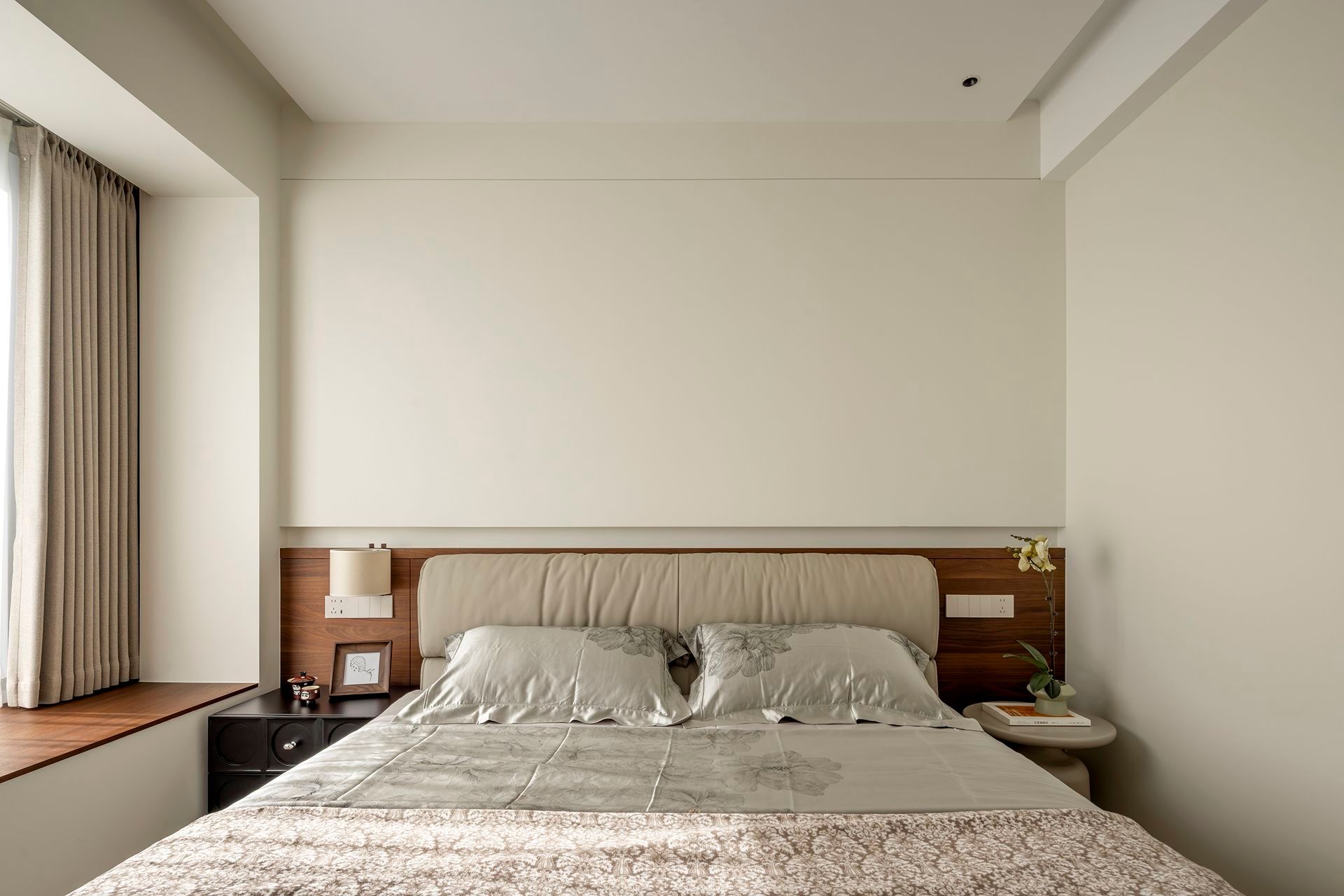 Organic Zen: 300㎡ Warm Minimalist Timber Residence - 12