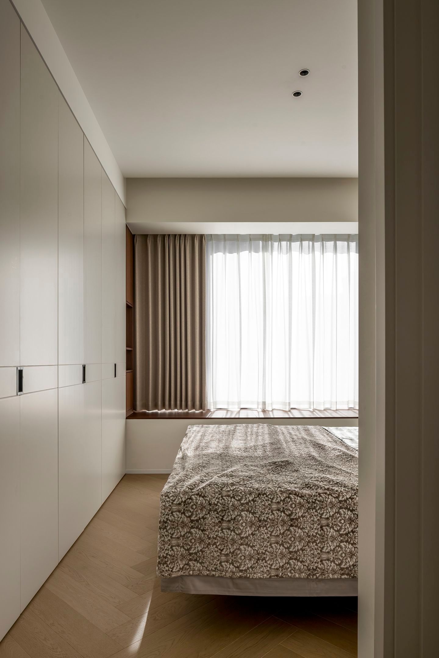 Organic Zen: 300㎡ Warm Minimalist Timber Residence - 6