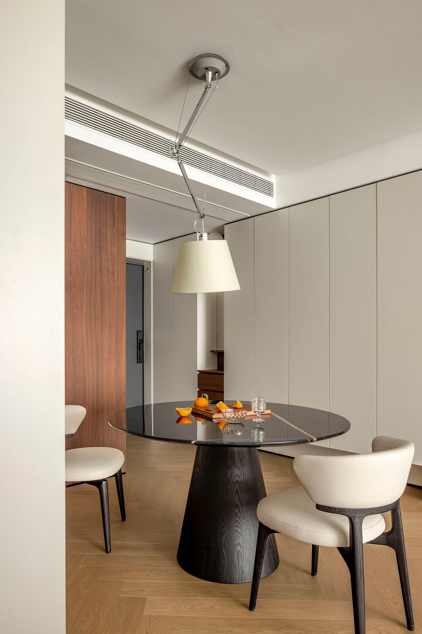 Organic Zen: 300㎡ Warm Minimalist Timber Residence - 16
