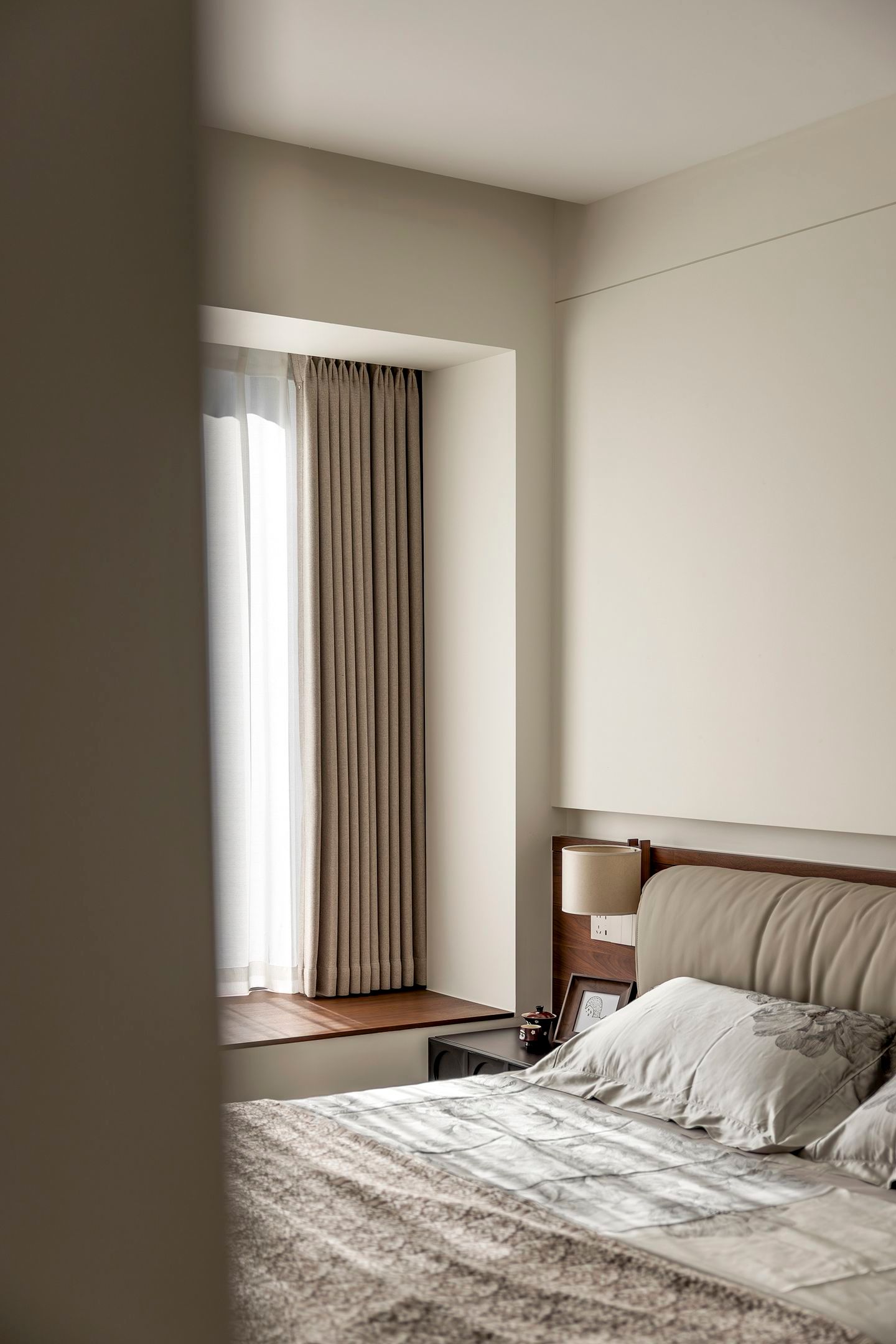 Organic Zen: 300㎡ Warm Minimalist Timber Residence - 10