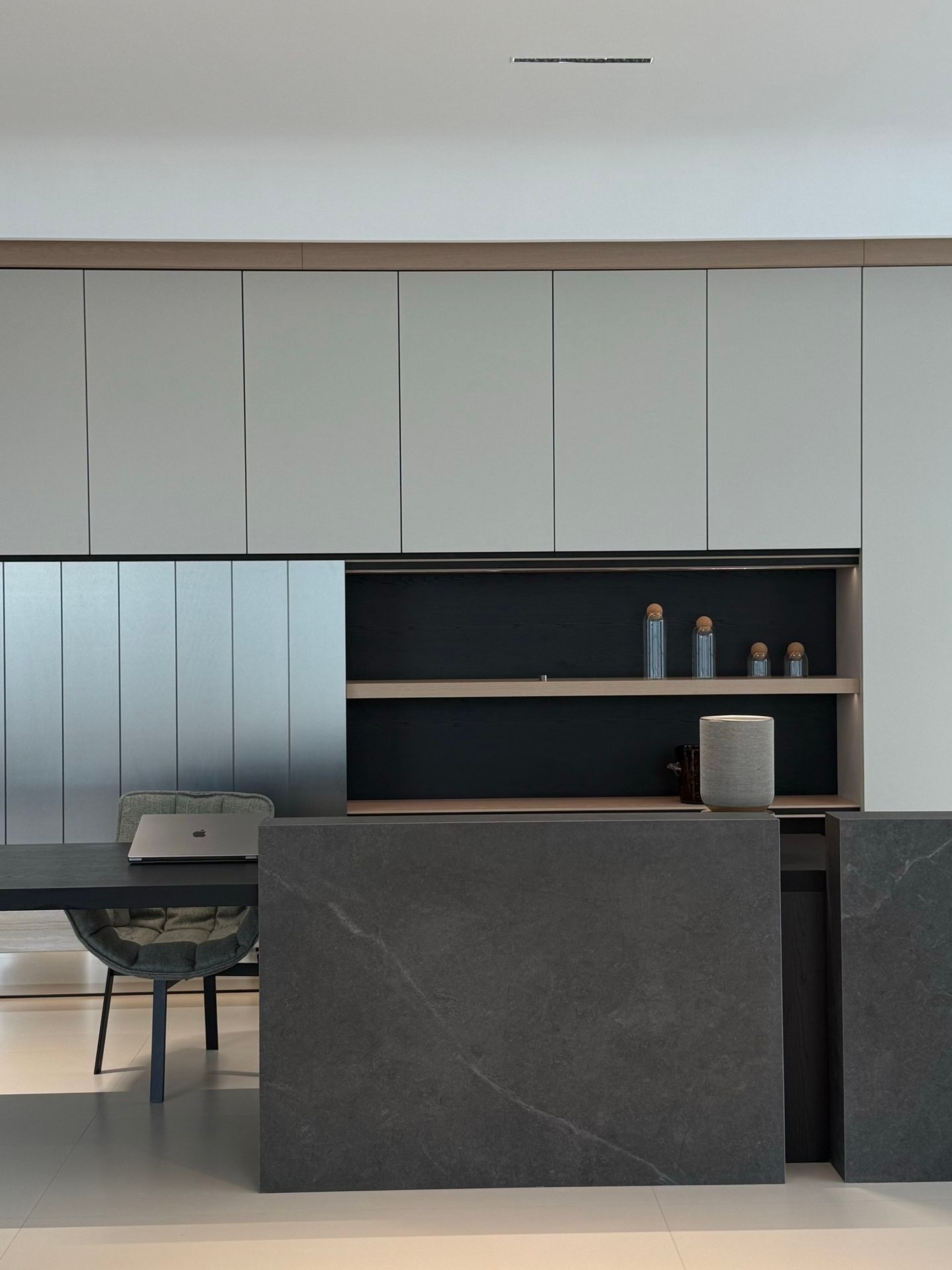 The Art of Less: Minimalist Private Residence - 13