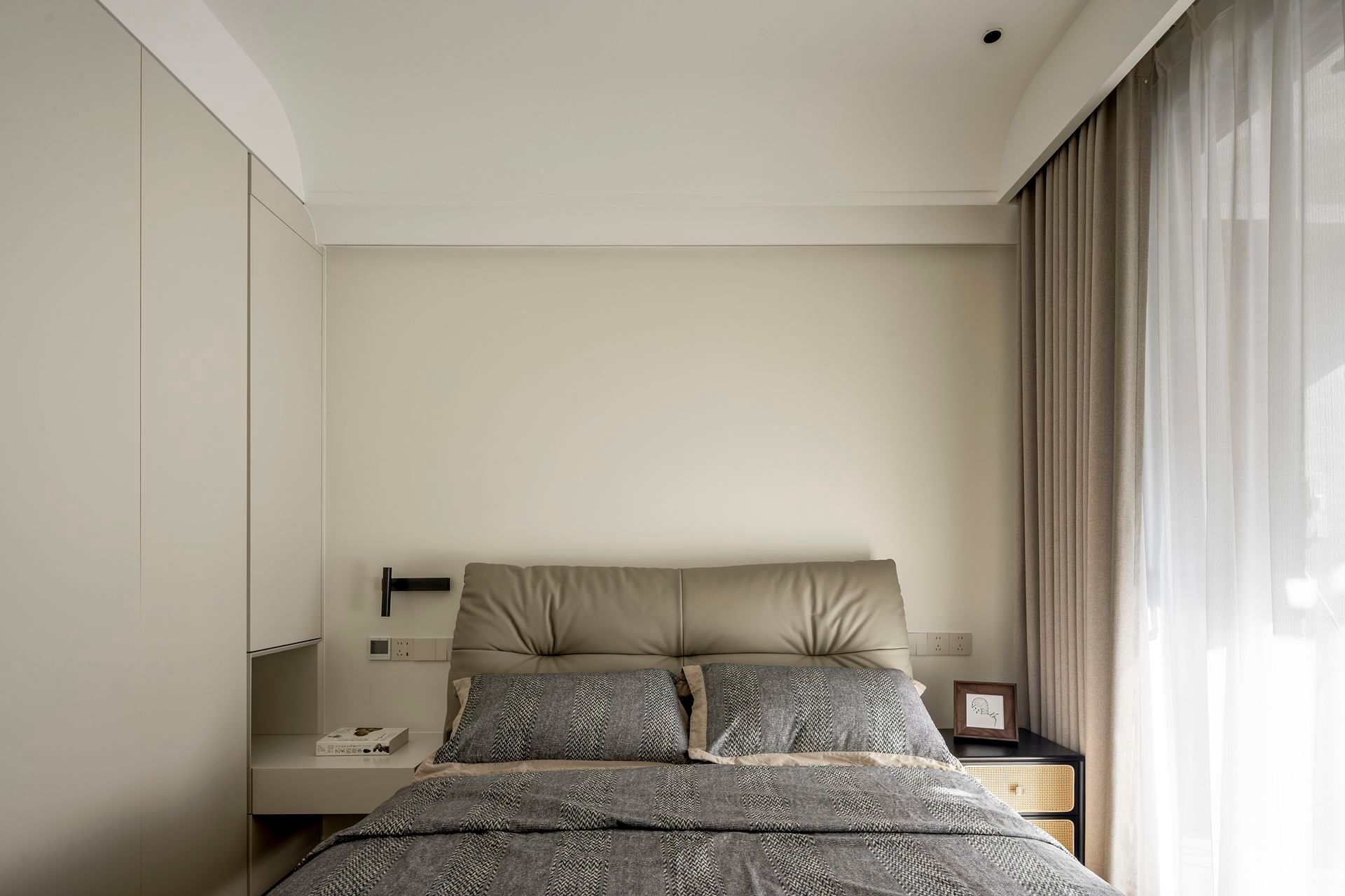 Organic Zen: 300㎡ Warm Minimalist Timber Residence - 13