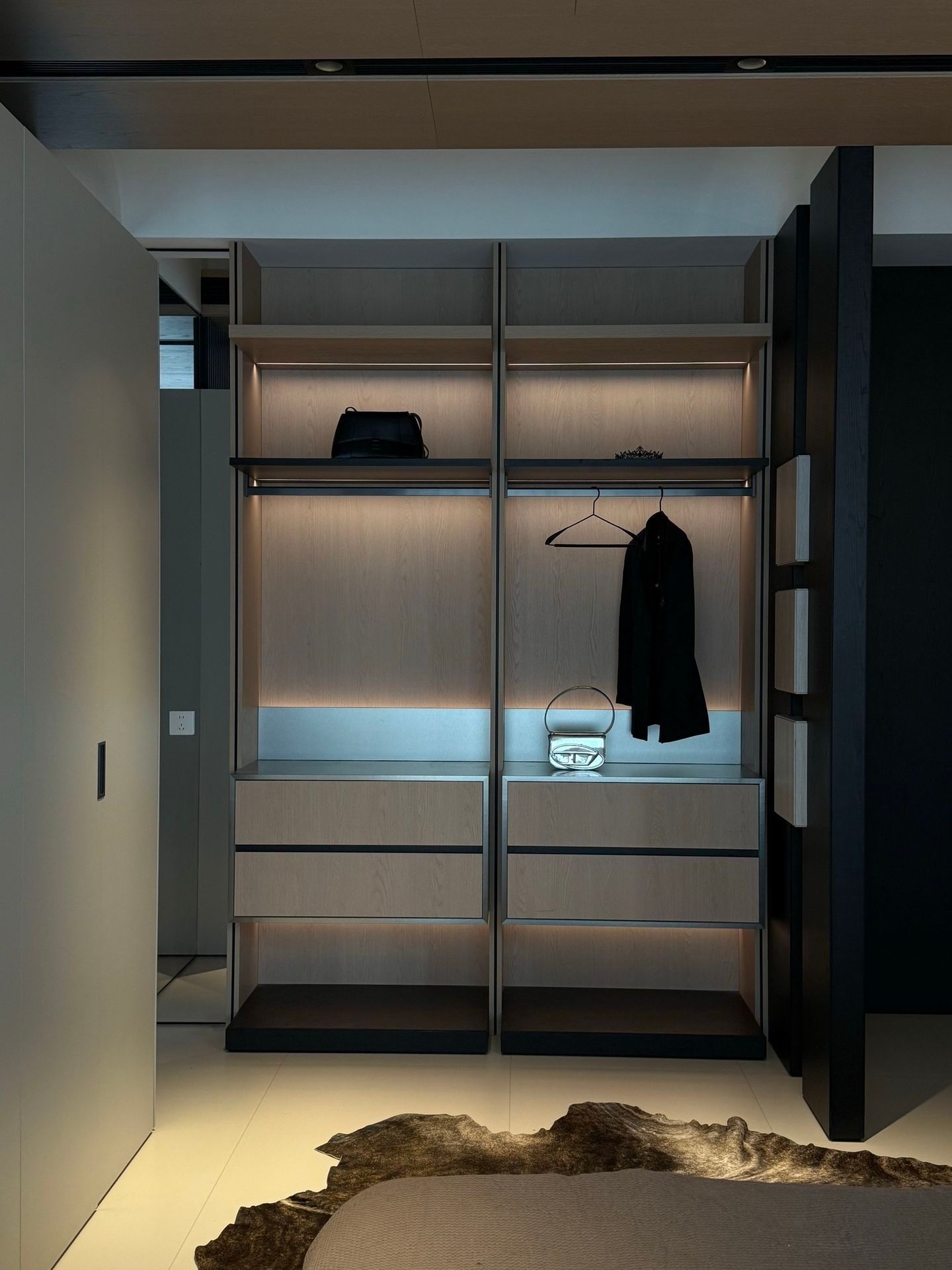 The Art of Less: Minimalist Private Residence - 26