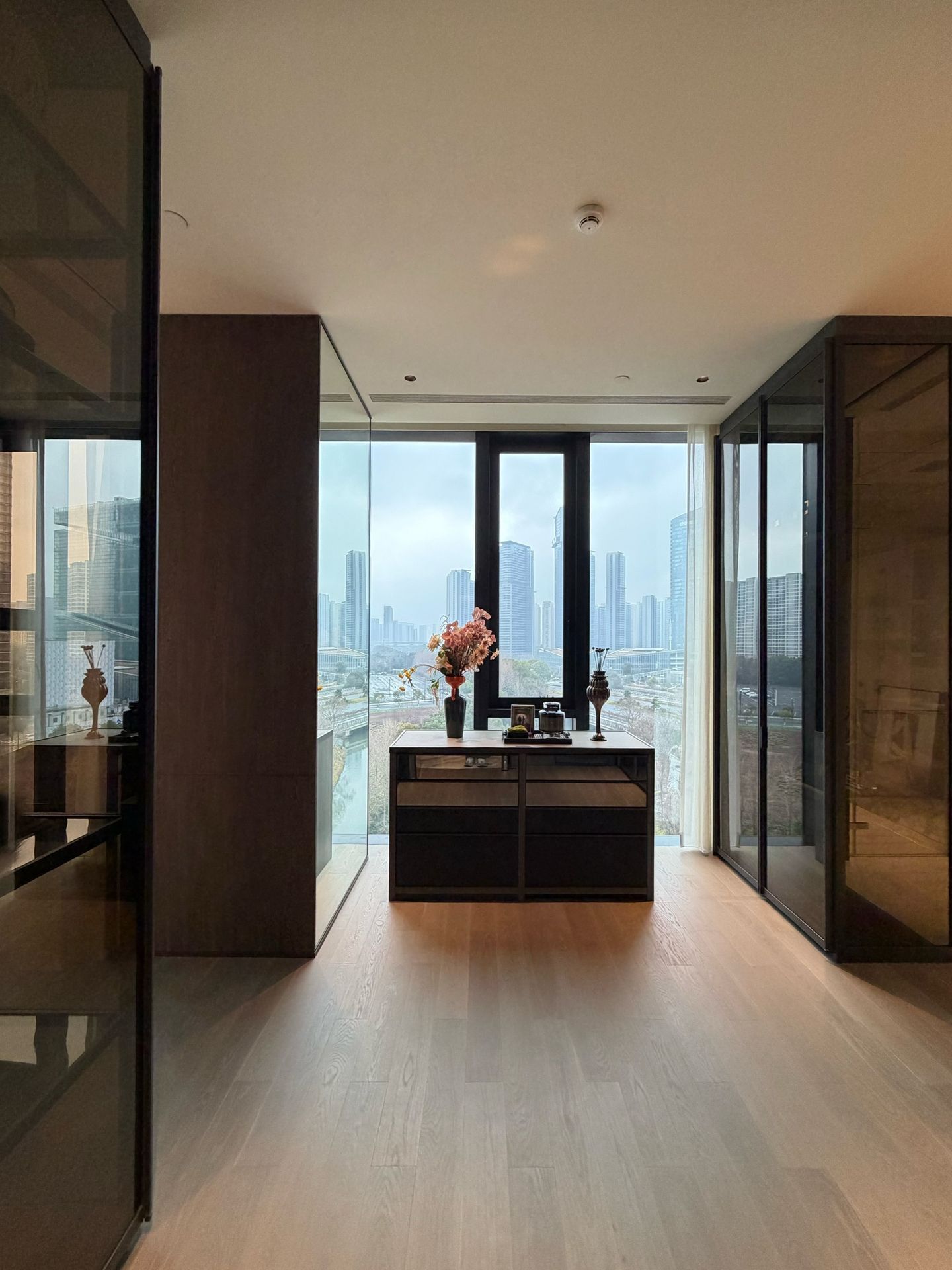Urban Serenity: 370㎡ Minimalist Luxury Grand Apartment - 9