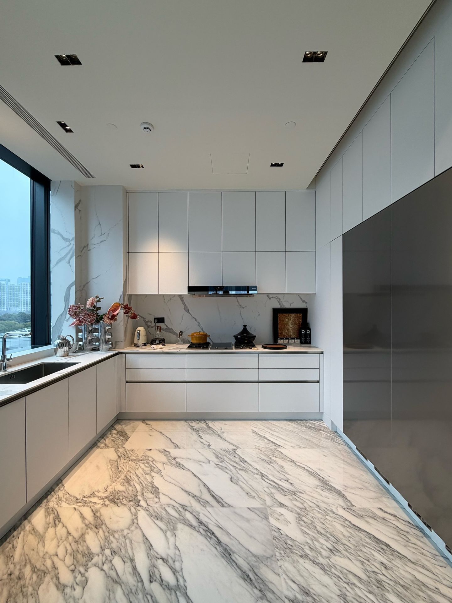 Urban Serenity: 370㎡ Minimalist Luxury Grand Apartment - 8