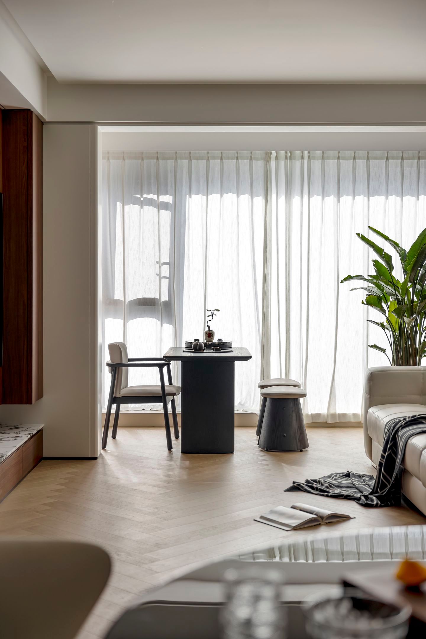 Organic Zen: 300㎡ Warm Minimalist Timber Residence - 15
