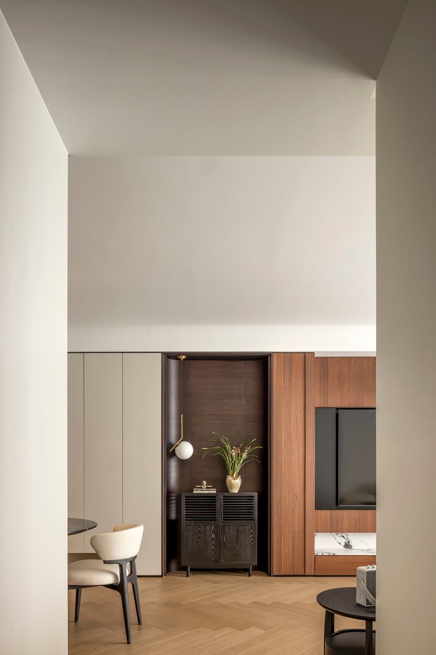 Organic Zen: 300㎡ Warm Minimalist Timber Residence - 31