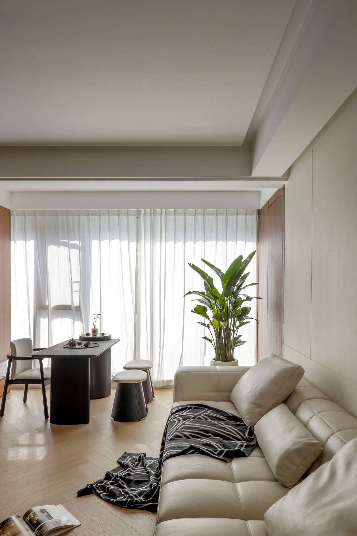 Organic Zen: 300㎡ Warm Minimalist Timber Residence