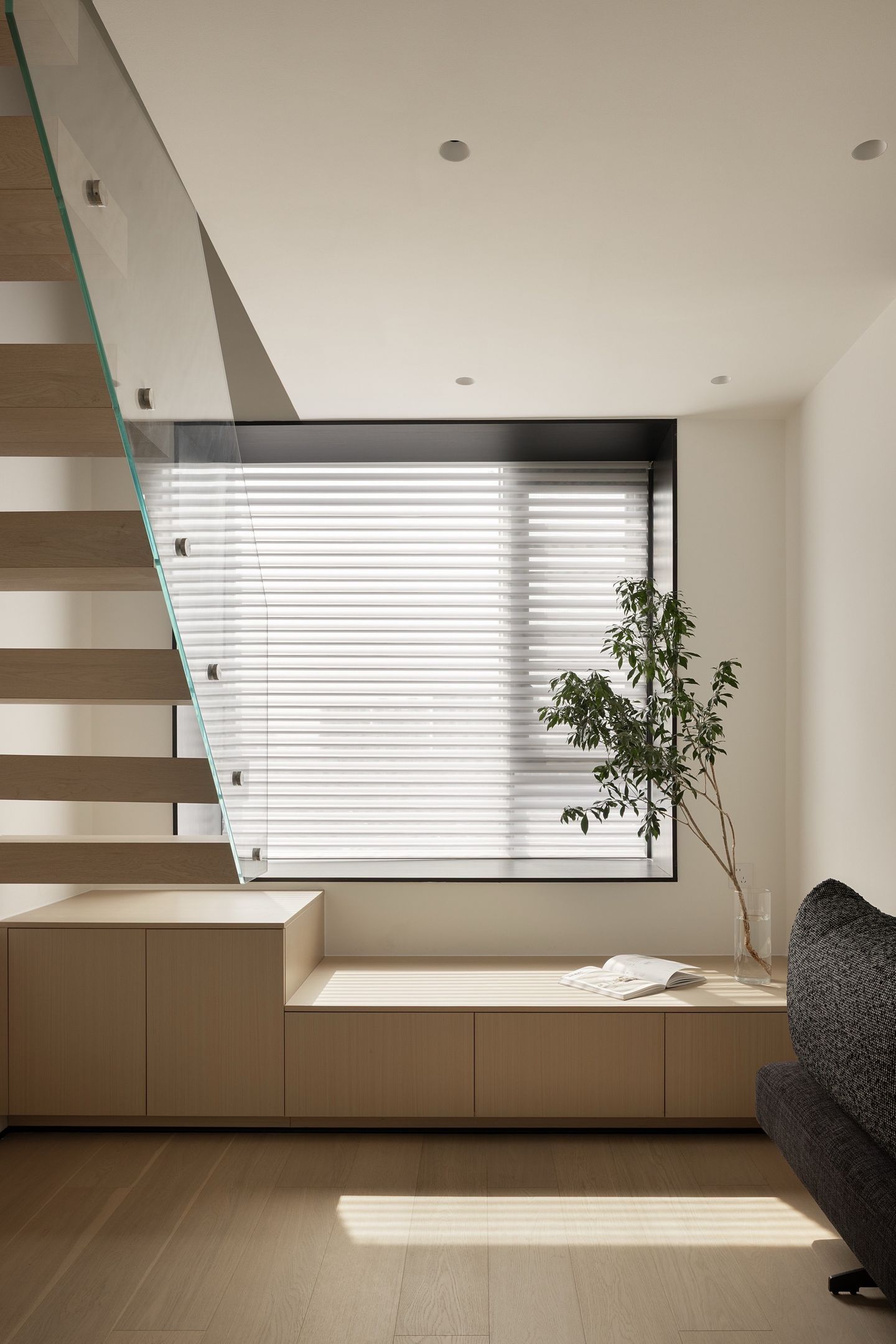 Ethereal Heights: Light-Filled Sophisticated Duplex Apartment - 5