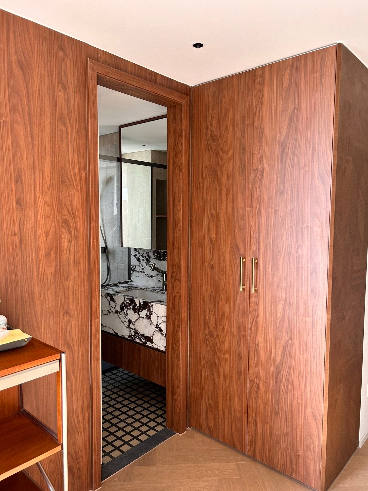 Amber Timeless: 160㎡ Warm Wood & Vintage Modern Residence - 13