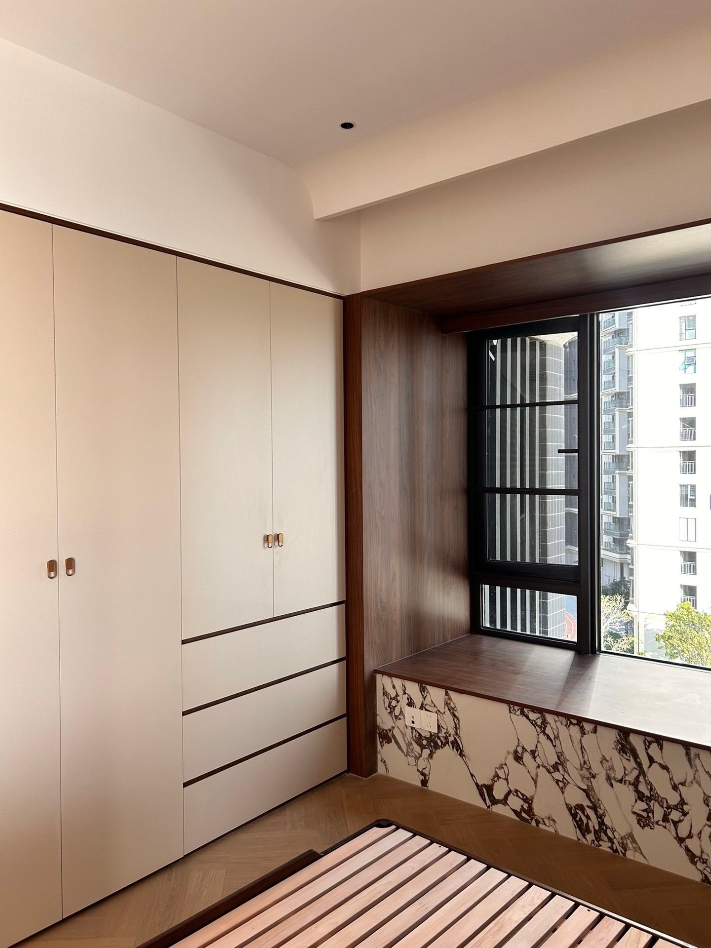 Amber Timeless: 160㎡ Warm Wood & Vintage Modern Residence - 19